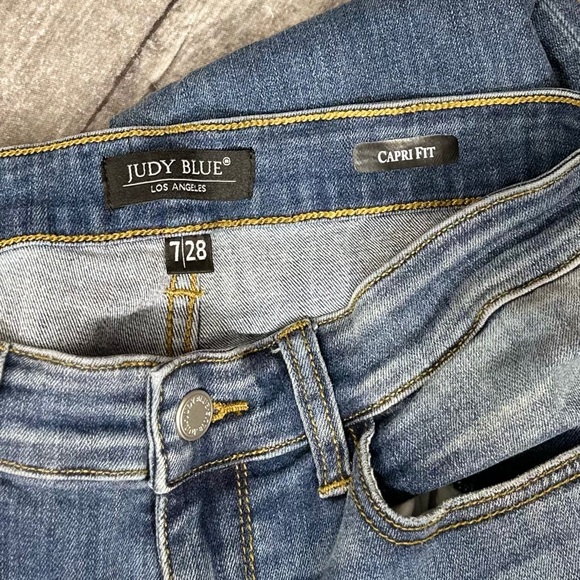 Judy Blue Capri Fit Distressed Jeans [1110] - Picture 7 of 8